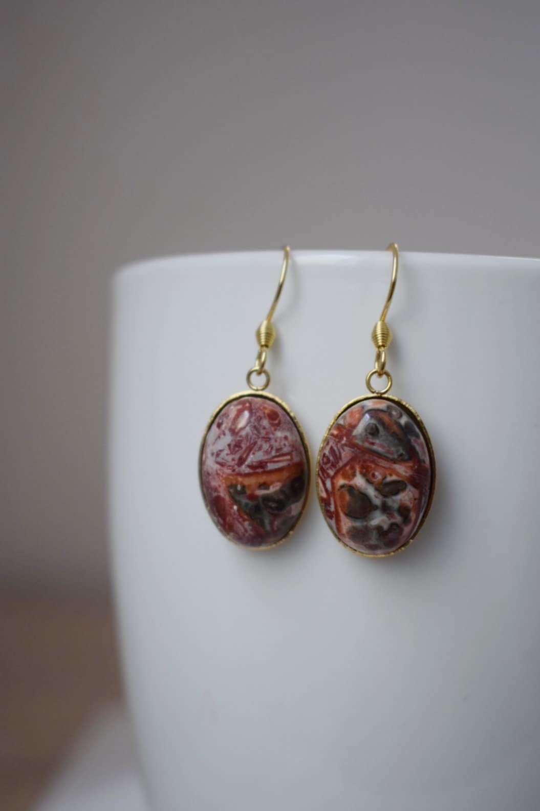Leopardenfell Jaspis Ohrringe, Ovaler Edelstein, Hängende Ohrringe mit Steinen, vergoldeter Edelstahl, Jaspis Schmuck, Geschenk für Sie