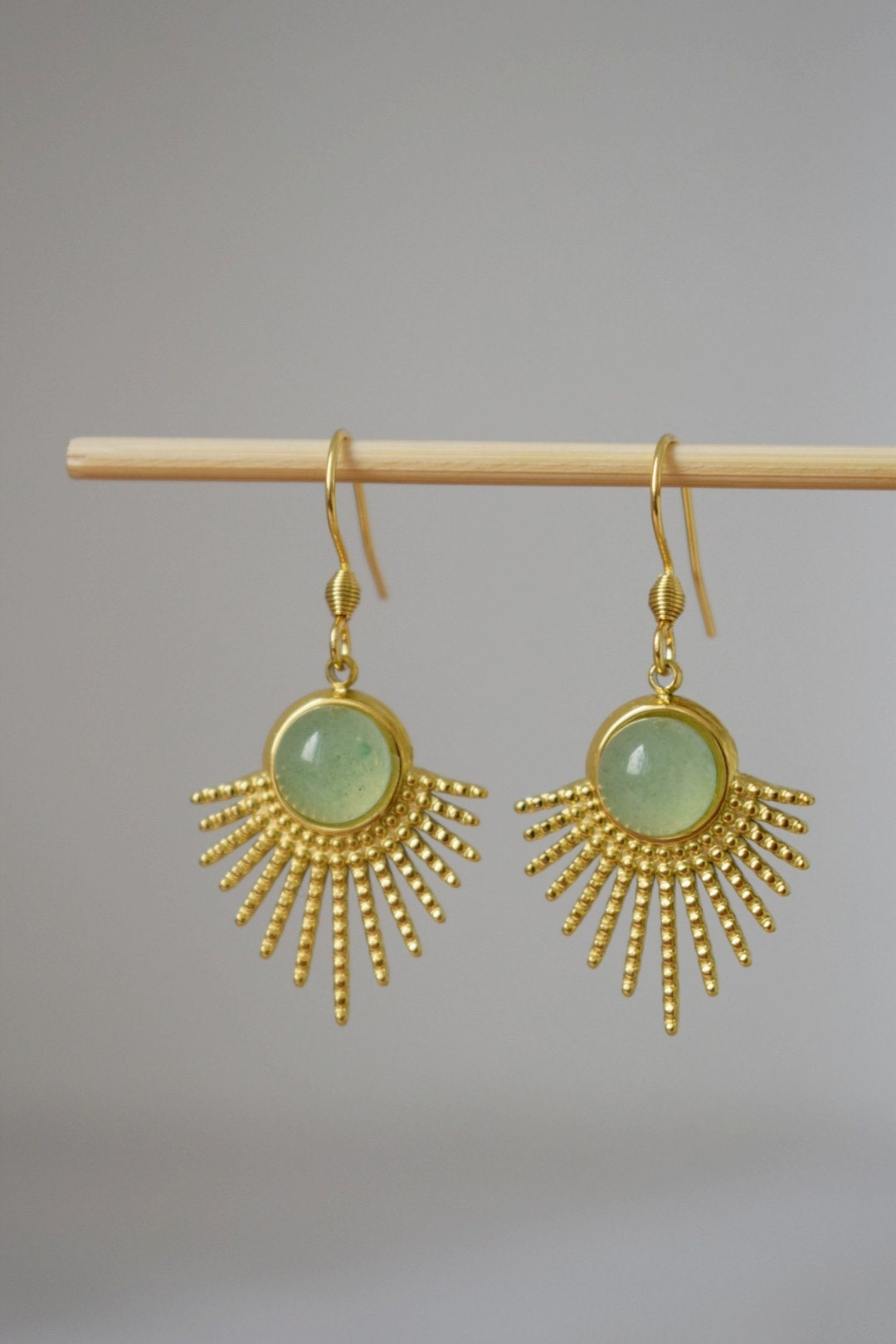 Aventurin-Ohrringe Gold, Sonnenstrahlen-Ohrhänger, Sunburst, grüner Edelstein, 18 Karat vergoldeter Edelstahl, Celestial, Aventurin-Schmuck