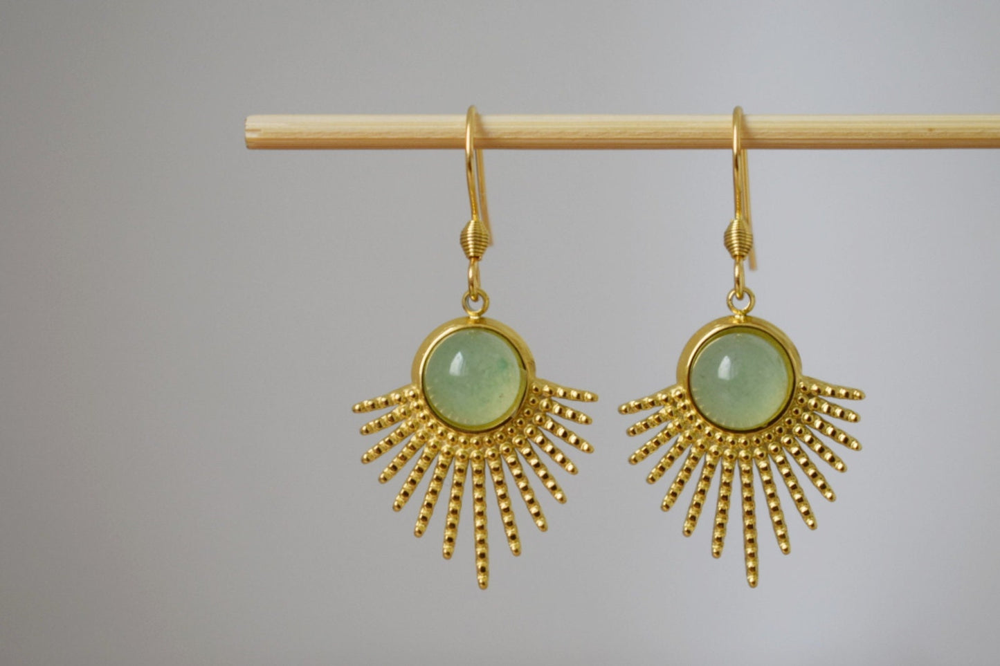 Aventurin-Ohrringe Gold, Sonnenstrahlen-Ohrhänger, Sunburst, grüner Edelstein, 18 Karat vergoldeter Edelstahl, Celestial, Aventurin-Schmuck