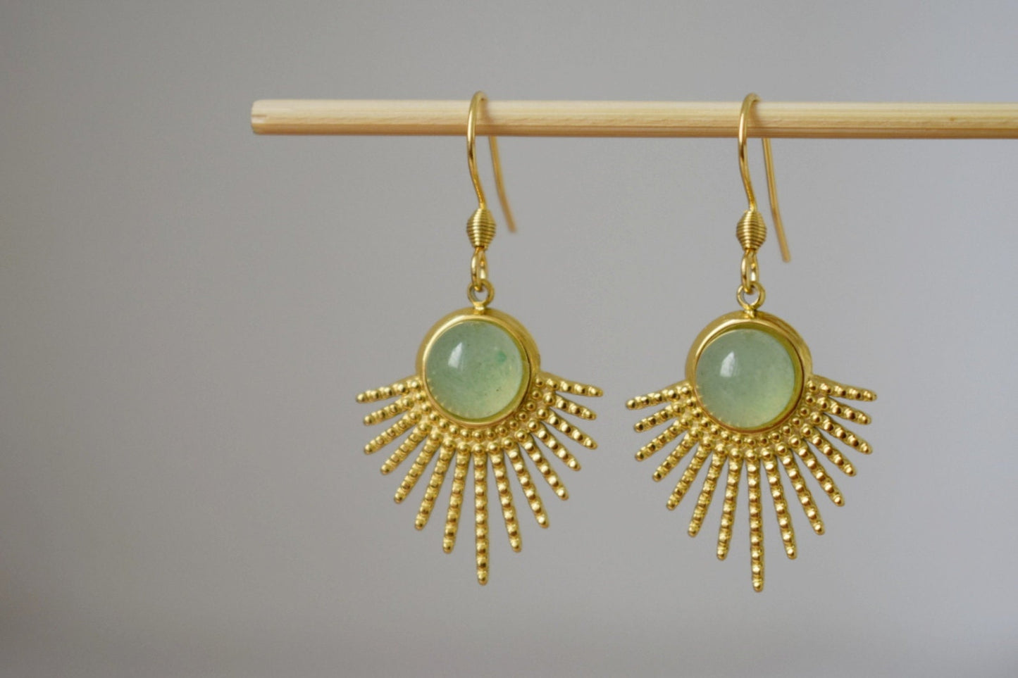 Aventurin-Ohrringe Gold, Sonnenstrahlen-Ohrhänger, Sunburst, grüner Edelstein, 18 Karat vergoldeter Edelstahl, Celestial, Aventurin-Schmuck