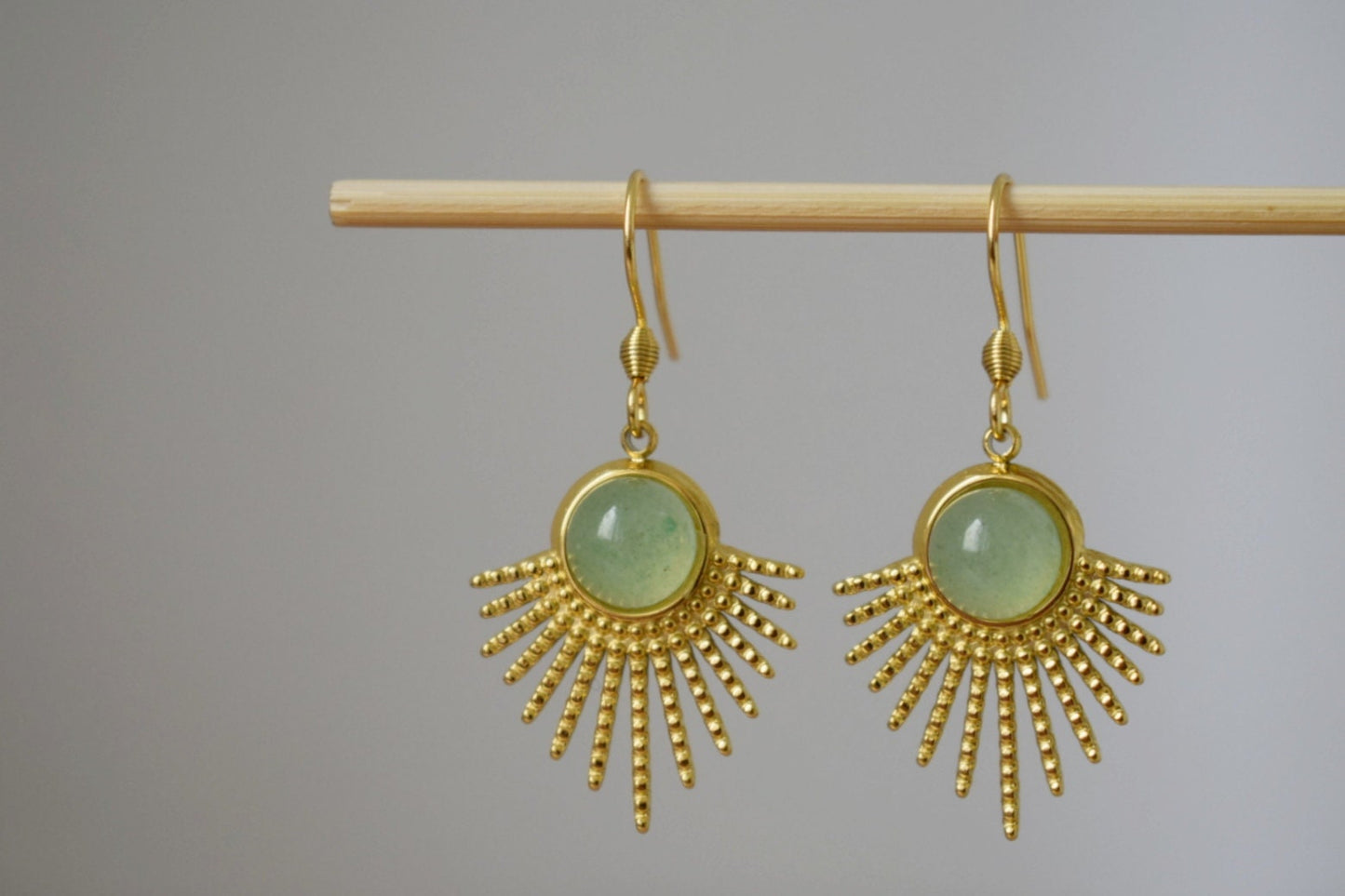 Aventurin-Ohrringe Gold, Sonnenstrahlen-Ohrhänger, Sunburst, grüner Edelstein, 18 Karat vergoldeter Edelstahl, Celestial, Aventurin-Schmuck