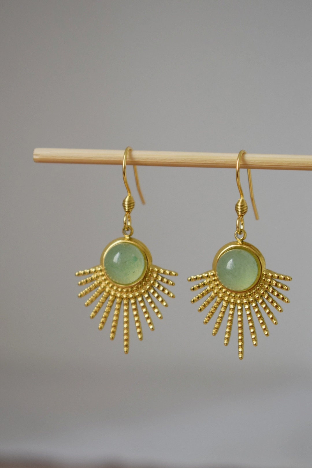 Aventurin-Ohrringe Gold, Sonnenstrahlen-Ohrhänger, Sunburst, grüner Edelstein, 18 Karat vergoldeter Edelstahl, Celestial, Aventurin-Schmuck