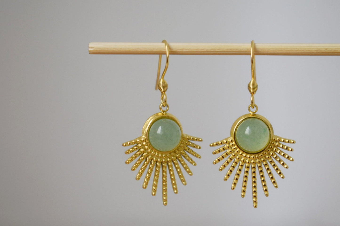 Aventurin-Ohrringe Gold, Sonnenstrahlen-Ohrhänger, Sunburst, grüner Edelstein, 18 Karat vergoldeter Edelstahl, Celestial, Aventurin-Schmuck