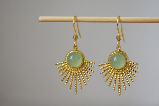 Aventurin-Ohrringe Gold, Sonnenstrahlen-Ohrhänger, Sunburst, grüner Edelstein, 18 Karat vergoldeter Edelstahl, Celestial, Aventurin-Schmuck