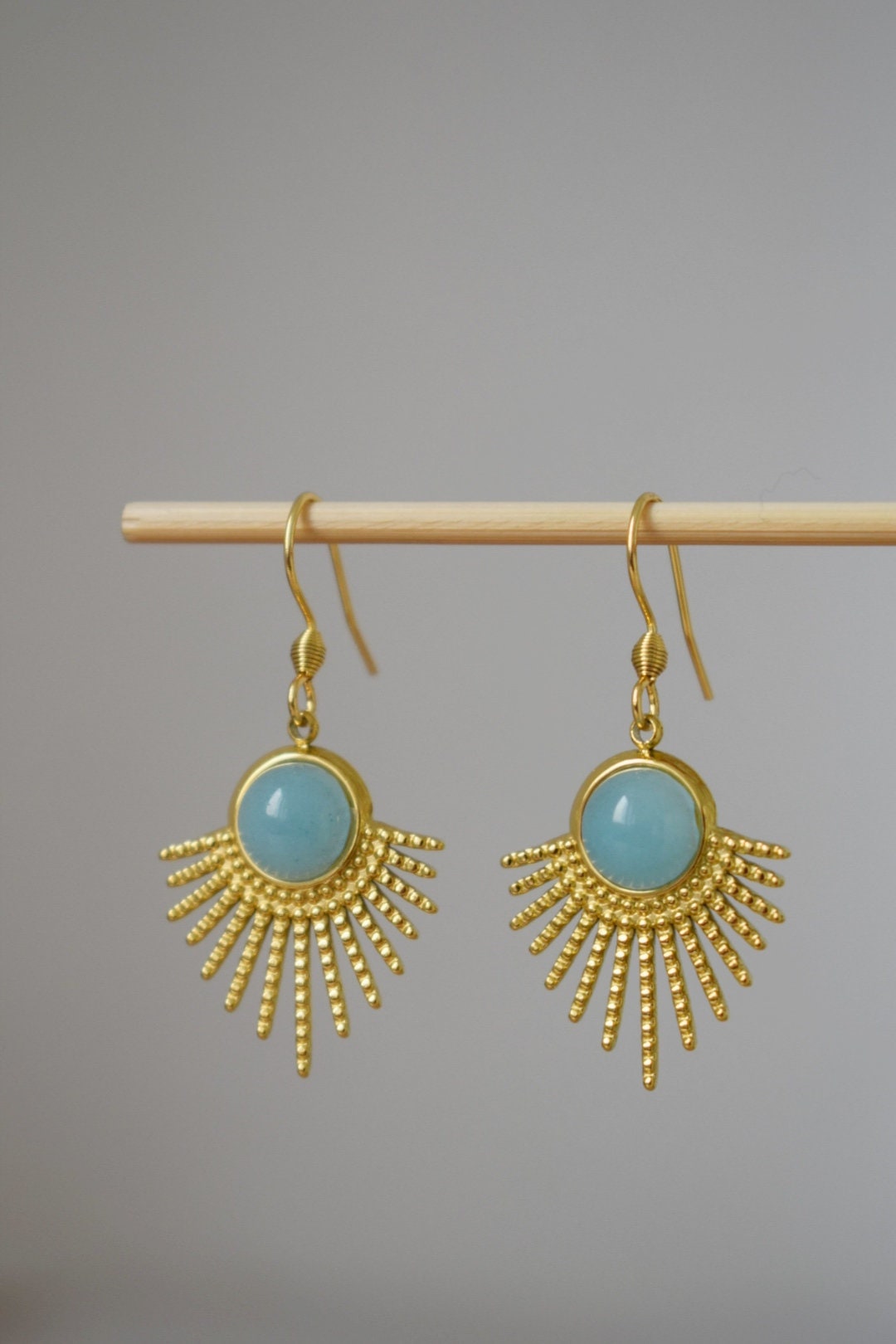 Aquamarin-Quarz-Ohrringe, Sonnenstrahlen-Ohrhänger, Sunburst, Edelstein-Ohrhänger, Himmlischer Schmuck, 18 Karat vergoldeter Edelstahl