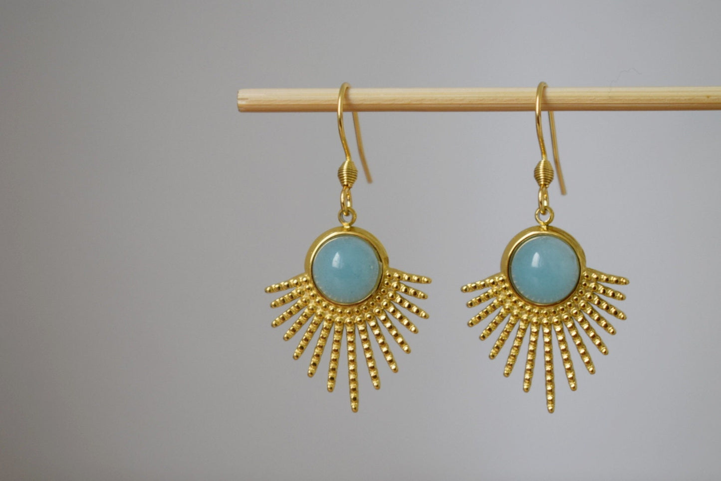 Aquamarin-Quarz-Ohrringe, Sonnenstrahlen-Ohrhänger, Sunburst, Edelstein-Ohrhänger, Himmlischer Schmuck, 18 Karat vergoldeter Edelstahl