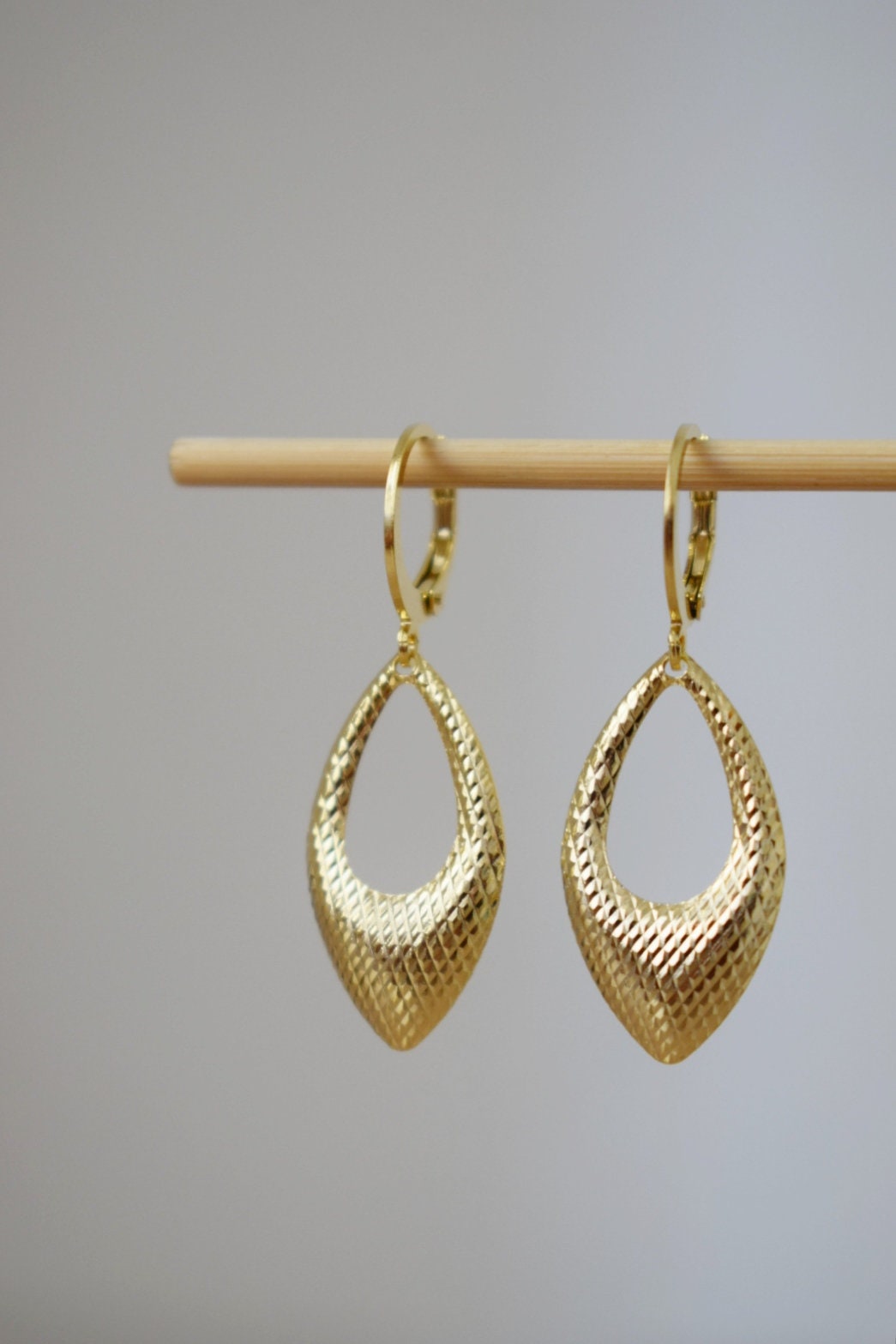 Goldene Tropfenohrringe, Hop-Ohrringe, geometrische Hängeohrringe in Gold, kleine Schmuckgeschenke zum Geburtstag für Frauen