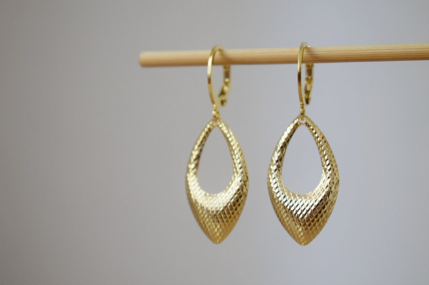 Goldene Tropfenohrringe, Hop-Ohrringe, geometrische Hängeohrringe in Gold, kleine Schmuckgeschenke zum Geburtstag für Frauen