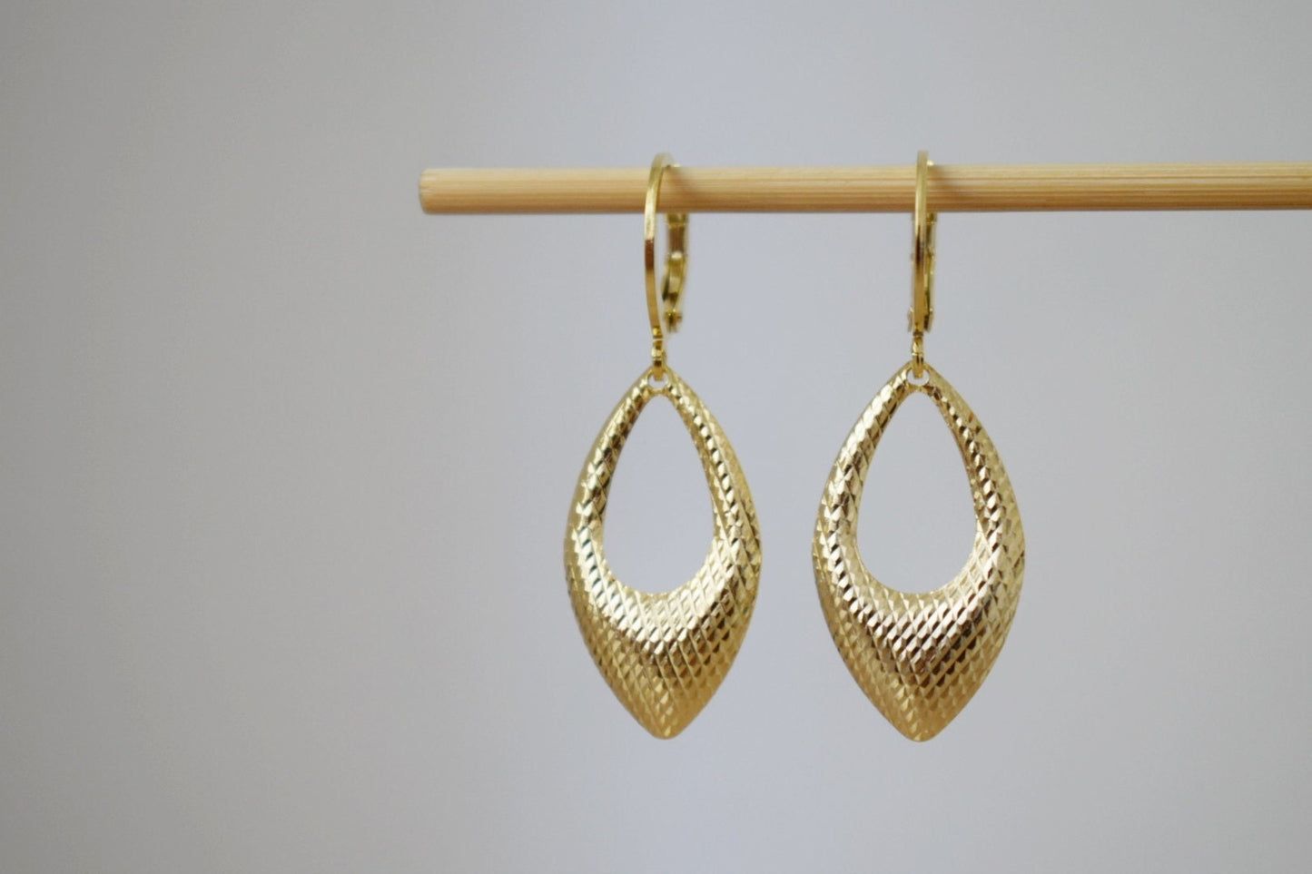 Goldene Tropfenohrringe, Hop-Ohrringe, geometrische Hängeohrringe in Gold, kleine Schmuckgeschenke zum Geburtstag für Frauen