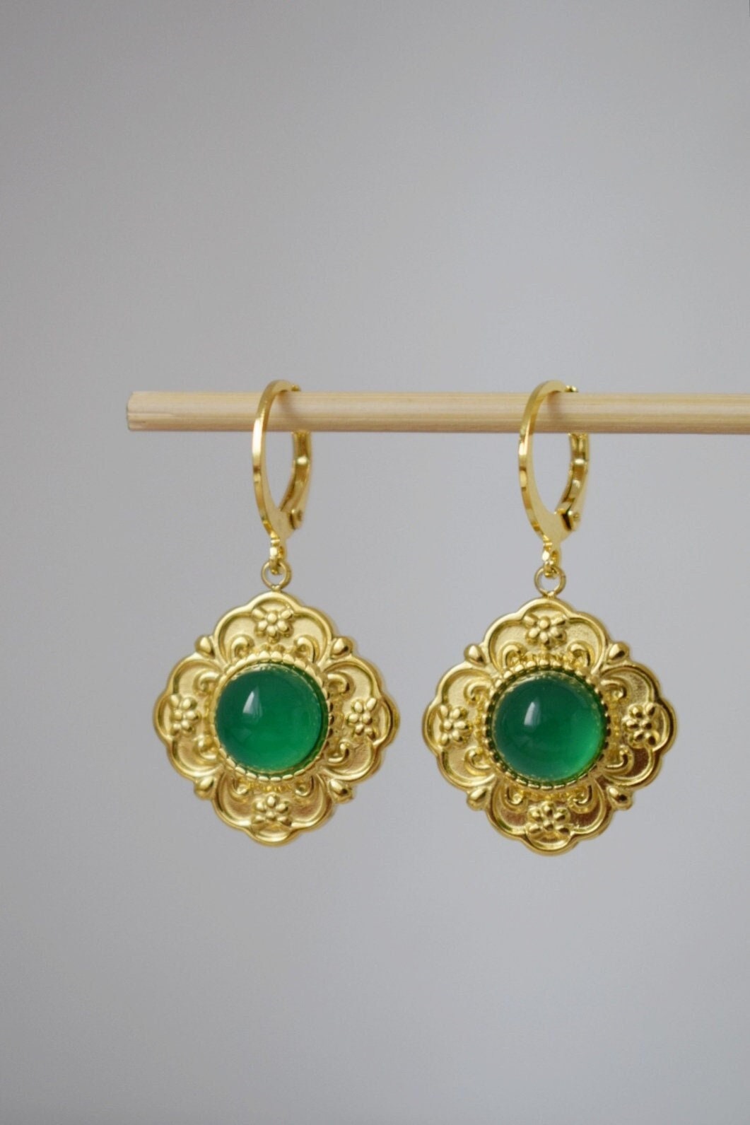 Ornamentale grüne Achat Ohrringe, Blumen baumelnde Ohrringe, Edelstein Huggie Creolen, Naturstein, handgefertigter Schmuck Geschenk für Sie