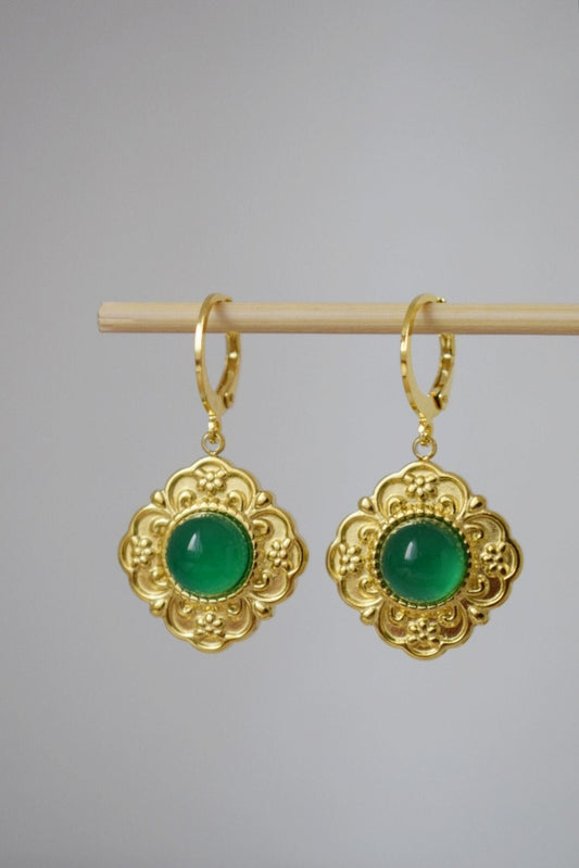 Ornamentale grüne Achat Ohrringe, Blumen baumelnde Ohrringe, Edelstein Huggie Creolen, Naturstein, handgefertigter Schmuck Geschenk für Sie