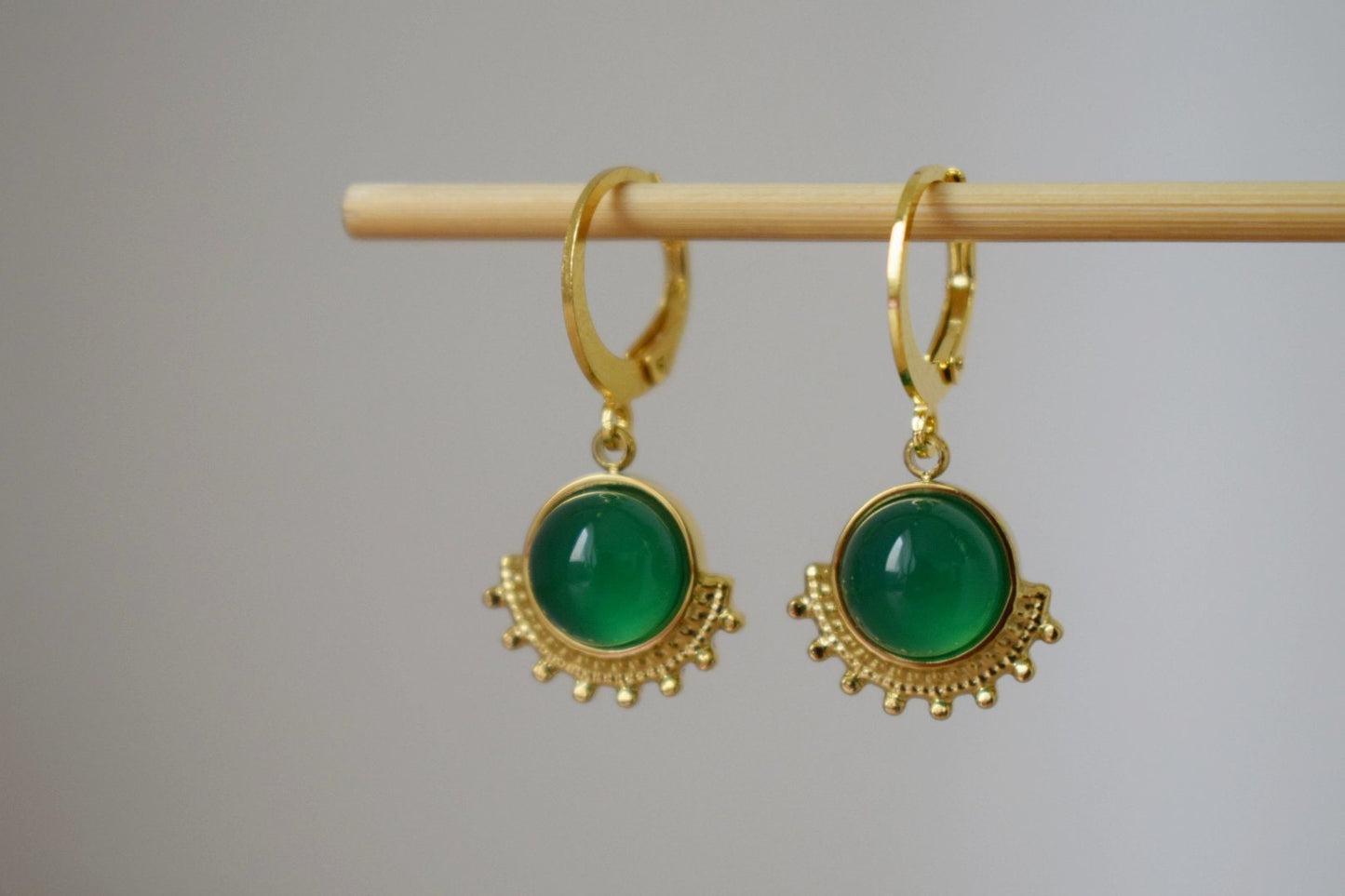 Grüne Achat Ohrringe, Ornament baumelnde Ohrringe, Edelstein Huggie Creolen, Jugendstil Schmuck, Einzigartige Ohrringe, Muttertagsgeschenk für Sie