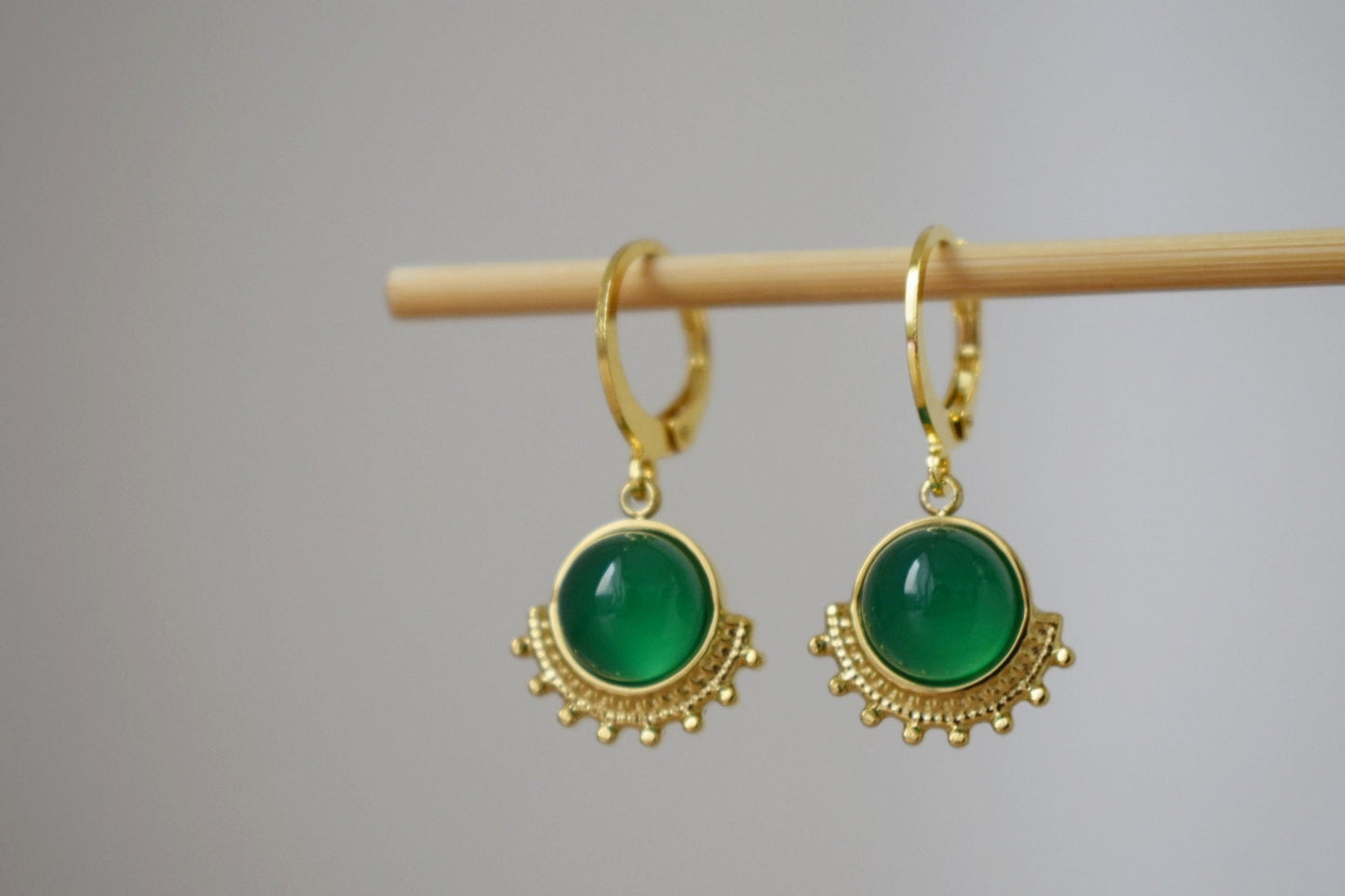 Grüne Achat Ohrringe, Ornament baumelnde Ohrringe, Edelstein Huggie Creolen, Jugendstil Schmuck, Einzigartige Ohrringe, Muttertagsgeschenk für Sie