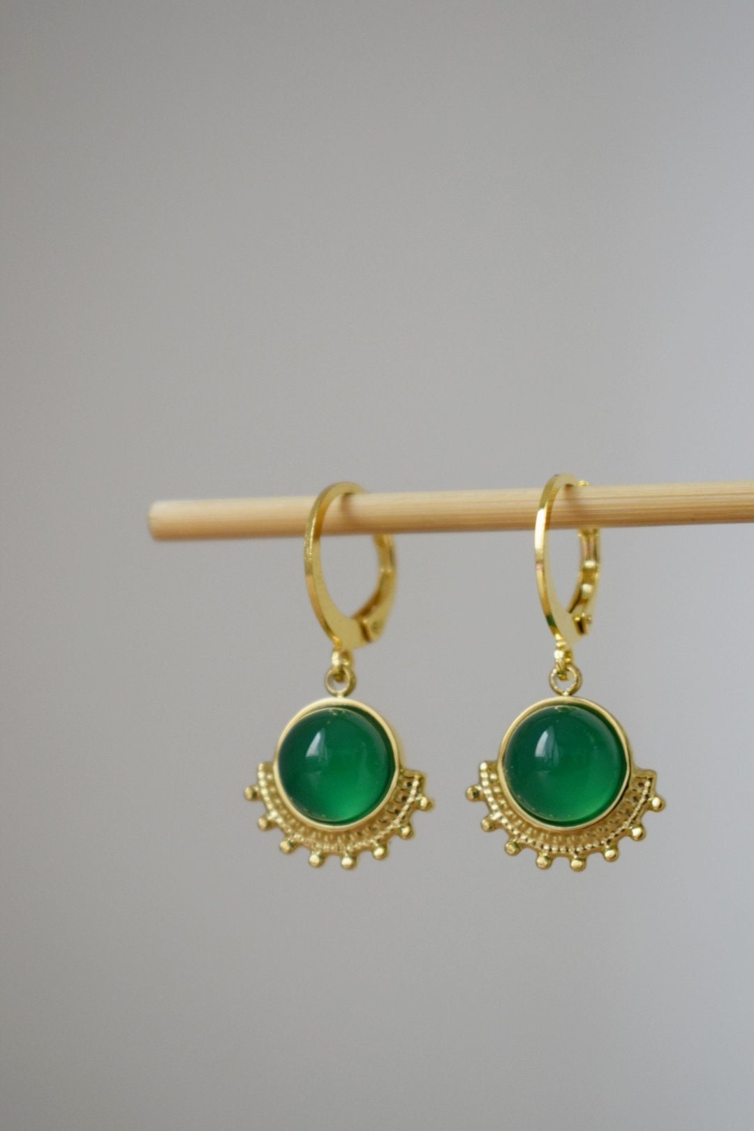 Grüne Achat Ohrringe, Ornament baumelnde Ohrringe, Edelstein Huggie Creolen, Jugendstil Schmuck, Einzigartige Ohrringe, Muttertagsgeschenk für Sie