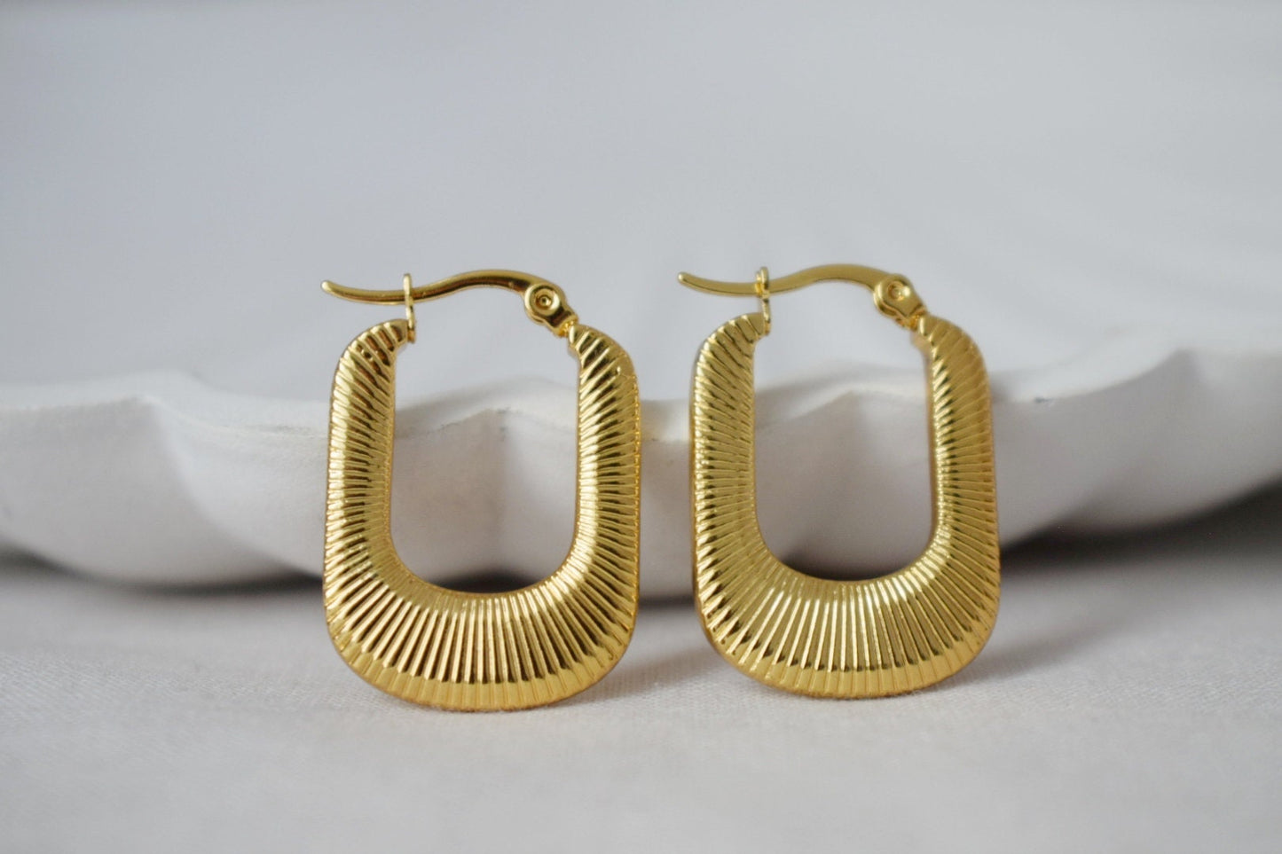 Geometrische Creolen, Rechteckige Ohrringe, 18 Karat vergoldeter Edelstahl, Chunky Statement Creolen, Moderner minimalistischer Unikatschmuck, Geschenk für Sie