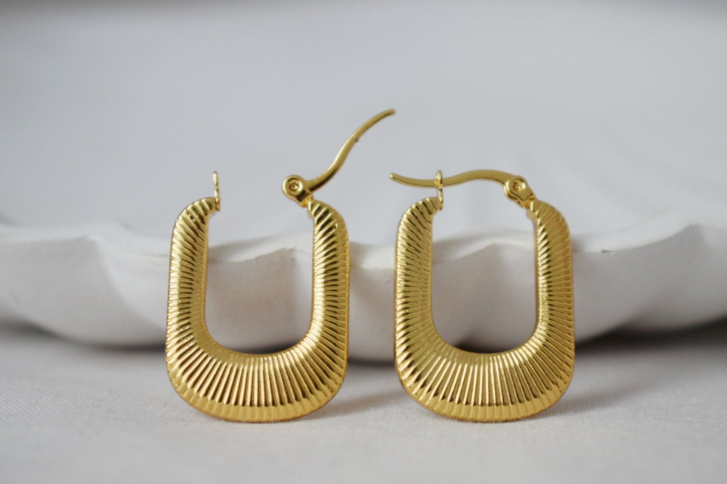 Geometrische Creolen, Rechteckige Ohrringe, 18 Karat vergoldeter Edelstahl, Chunky Statement Creolen, Moderner minimalistischer Unikatschmuck, Geschenk für Sie