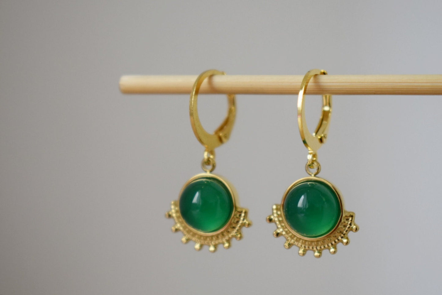 Grüne Achat Ohrringe, Ornament baumelnde Ohrringe, Edelstein Huggie Creolen, Jugendstil Schmuck, Einzigartige Ohrringe, Muttertagsgeschenk für Sie