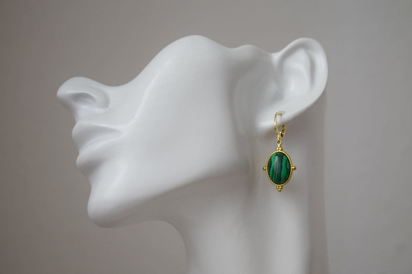 Ornament Malachit Huggie Ohrringe, Grüne Edelstein Ohrringe, Boho Chic Creolen, Einzigartiges Schmuckgeschenk für sie, Muttertagsgeschenk
