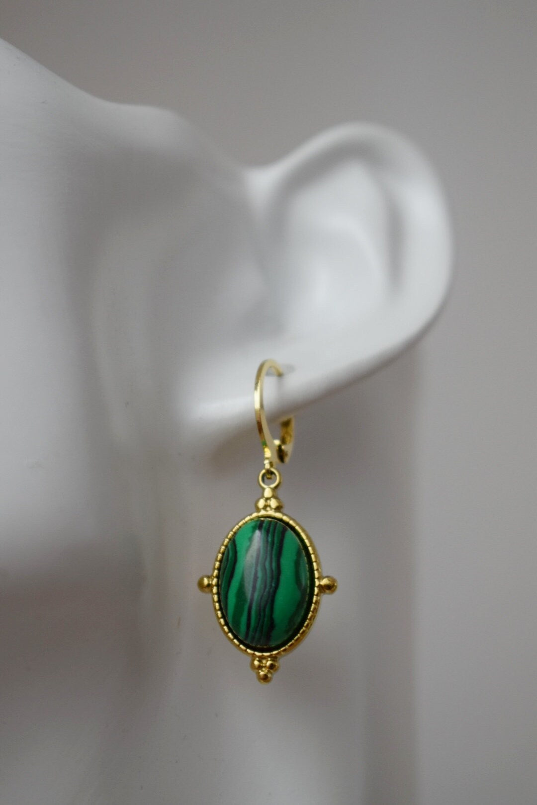 Ornament Malachit Huggie Ohrringe, Grüne Edelstein Ohrringe, Boho Chic Creolen, Einzigartiges Schmuckgeschenk für sie, Muttertagsgeschenk