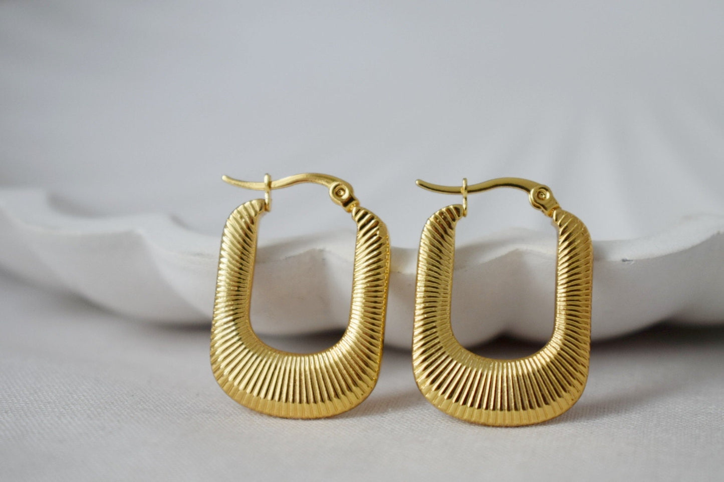 Geometrische Creolen, Rechteckige Ohrringe, 18 Karat vergoldeter Edelstahl, Chunky Statement Creolen, Moderner minimalistischer Unikatschmuck, Geschenk für Sie