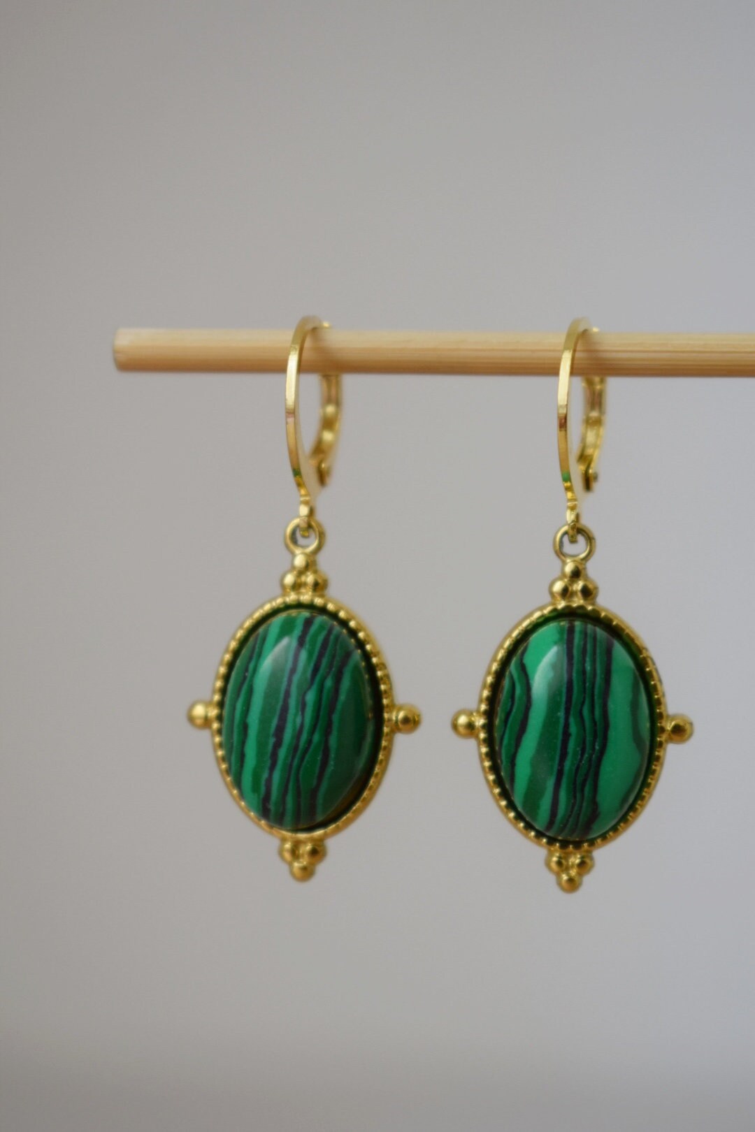 Ornament Malachit Huggie Ohrringe, Grüne Edelstein Ohrringe, Boho Chic Creolen, Einzigartiges Schmuckgeschenk für sie, Muttertagsgeschenk