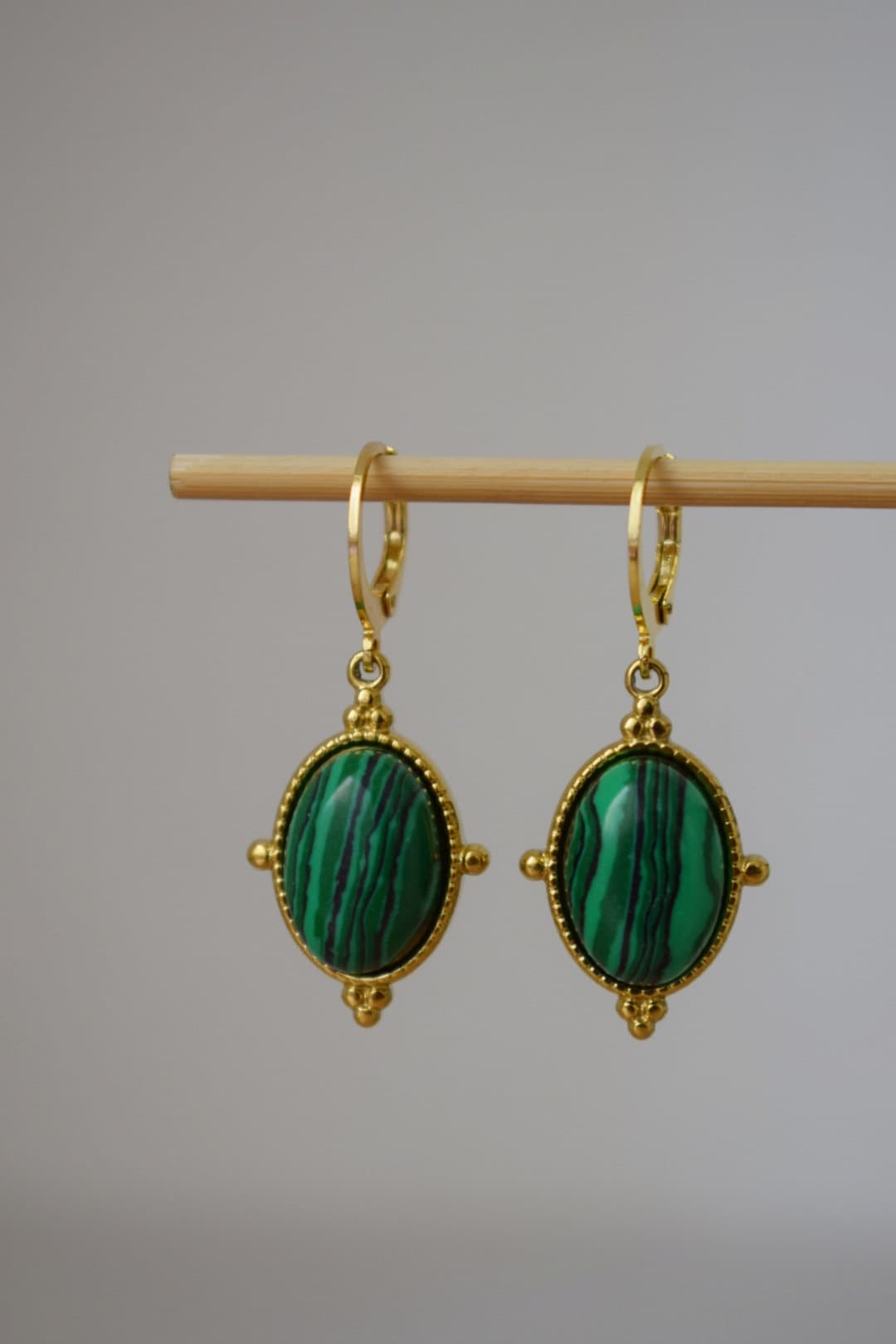 Ornament Malachit Huggie Ohrringe, Grüne Edelstein Ohrringe, Boho Chic Creolen, Einzigartiges Schmuckgeschenk für sie, Muttertagsgeschenk