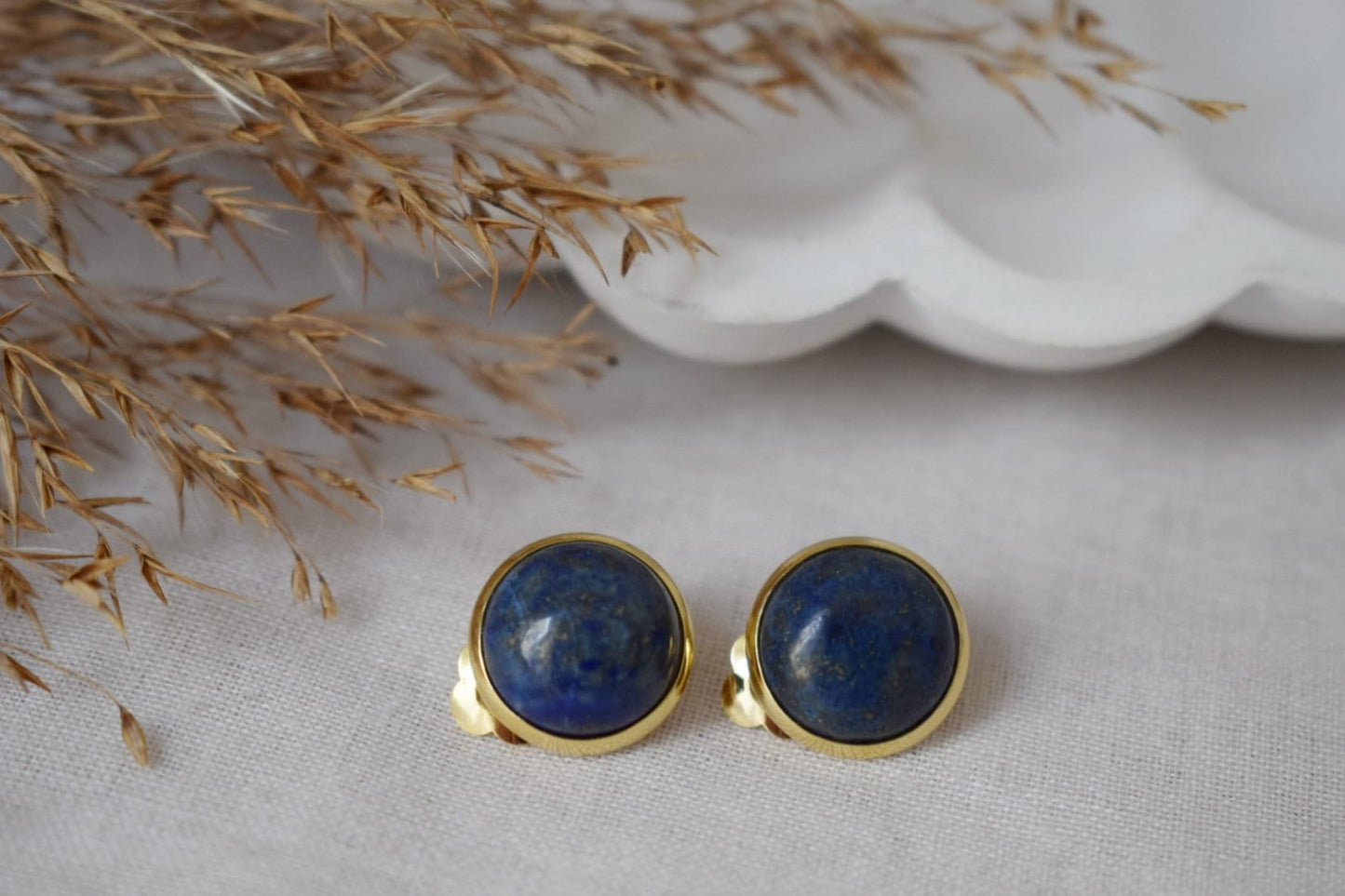Vergoldete Ohrclips Lapislazuli, Ohrclips blauer Edelstein, Edelstahl, Runde Ohrclips für Frauen, Nicht durchbohrte Ohrringe