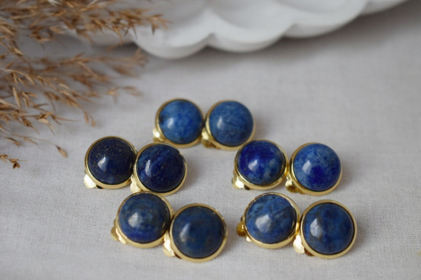 Vergoldete Ohrclips Lapislazuli, Ohrclips blauer Edelstein, Edelstahl, Runde Ohrclips für Frauen, Nicht durchbohrte Ohrringe