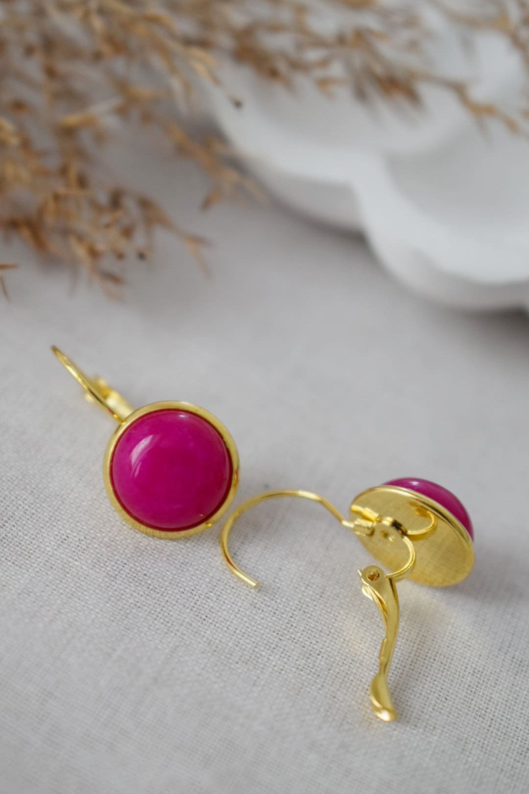 Rosa Jade Ohrringe, Edelstein Runde Ohrringe, Magenta Ohrringe, 12mm Lever Back Ohrringe, Edelstahl, Jade Gold Schmuck, Geschenk für Sie