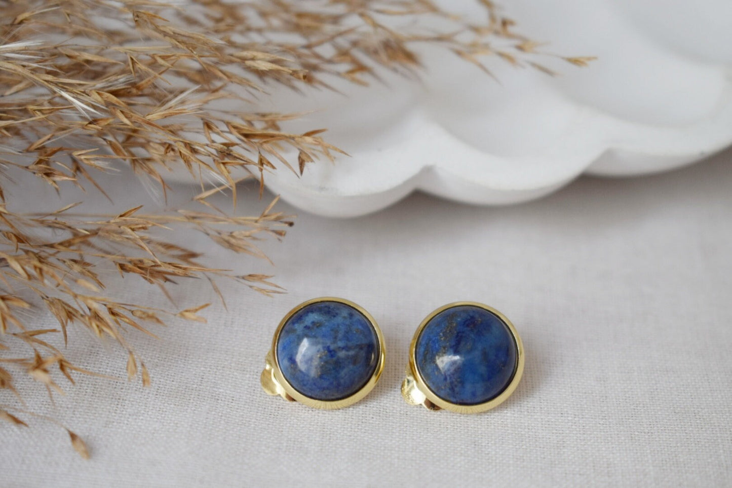 Vergoldete Ohrclips Lapislazuli, Ohrclips blauer Edelstein, Edelstahl, Runde Ohrclips für Frauen, Nicht durchbohrte Ohrringe