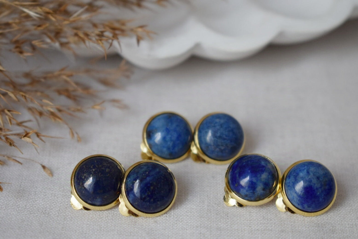 Vergoldete Ohrclips Lapislazuli, Ohrclips blauer Edelstein, Edelstahl, Runde Ohrclips für Frauen, Nicht durchbohrte Ohrringe