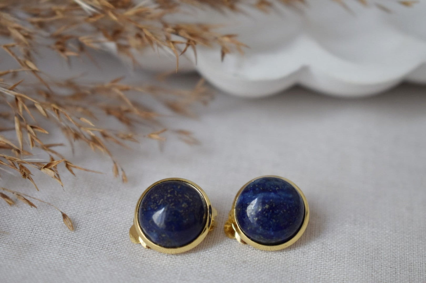 Vergoldete Ohrclips Lapislazuli, Ohrclips blauer Edelstein, Edelstahl, Runde Ohrclips für Frauen, Nicht durchbohrte Ohrringe