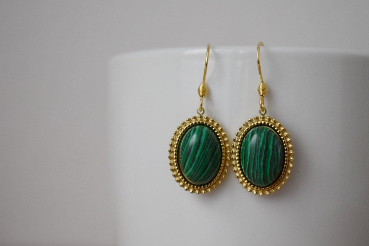 Malachit Ohrringe, Ornamentaler Edelstein Anhänger, grüner handgefertigter Schmuck, einzigartige Boho Ohrringe, Bestes Valentinstag Geschenk für Sie