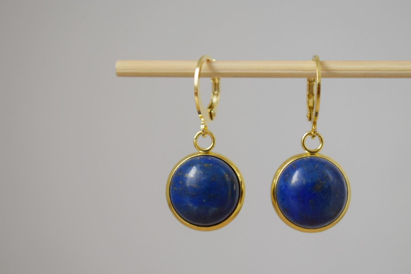 Lapislazuli Ohrringe, Huggie Blue Lapis Hängeohrringe, 24k vergoldet, rund, 12mm, September Geburtsstein Schmuck, Geschenk für Sie