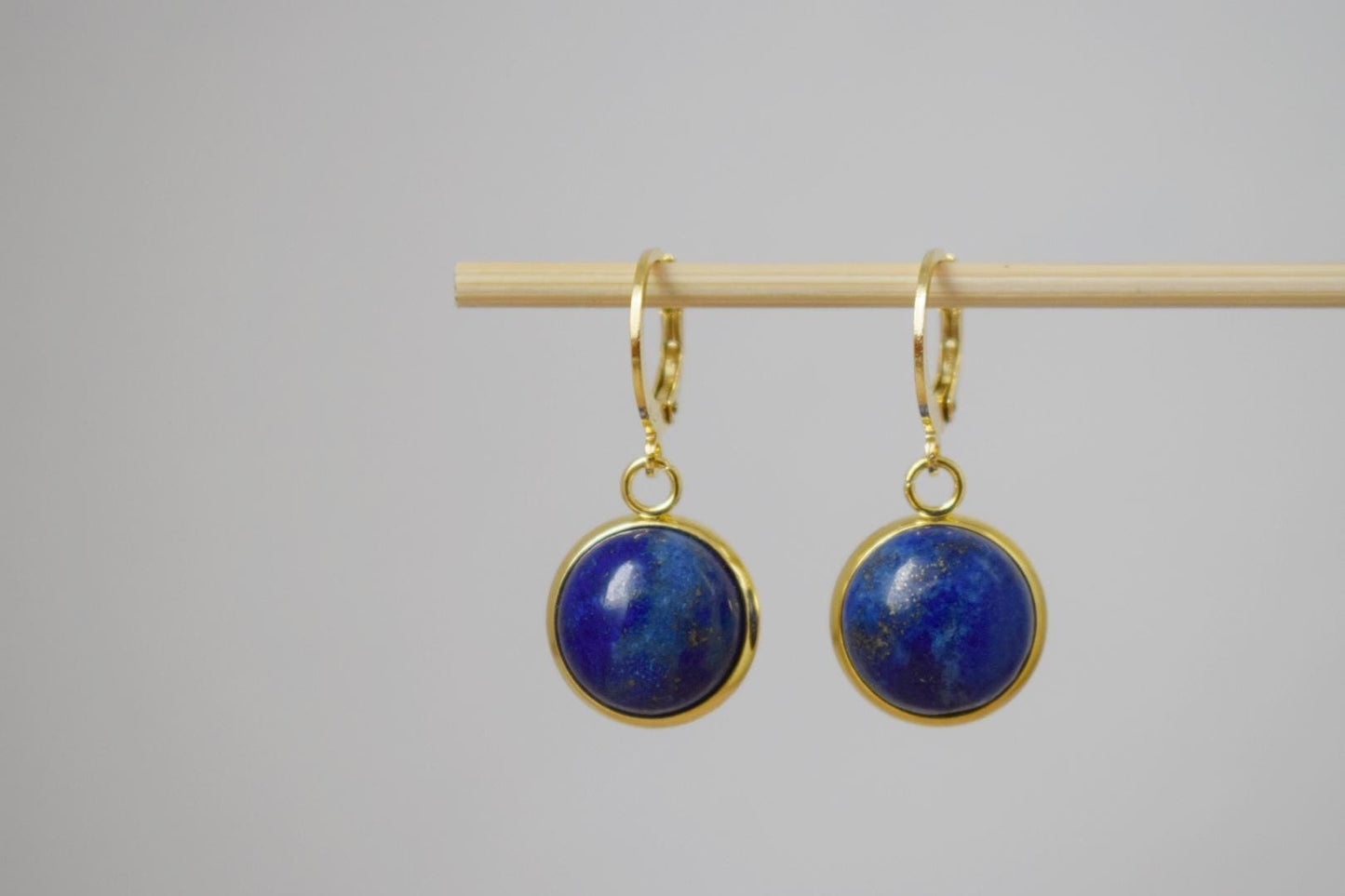 Lapislazuli Ohrringe, Huggie Blue Lapis Hängeohrringe, 24k vergoldet, rund, 12mm, September Geburtsstein Schmuck, Geschenk für Sie