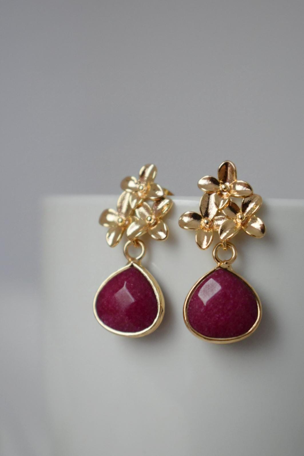 Weinrote Jade Tropfen Ohrringe, Burgunder Edelstein Ohrstecker, 18K Gold Blumen Ohrstecker, handgefertigter Schmuck, Einzigartiges Weihnachtsgeschenk für Sie