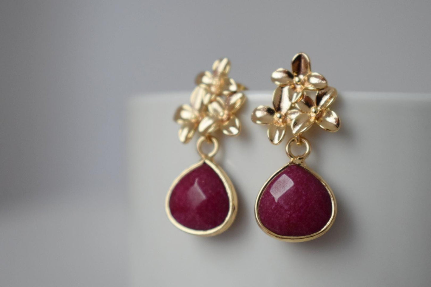Weinrote Jade Tropfen Ohrringe, Burgunder Edelstein Ohrstecker, 18K Gold Blumen Ohrstecker, handgefertigter Schmuck, Einzigartiges Weihnachtsgeschenk für Sie