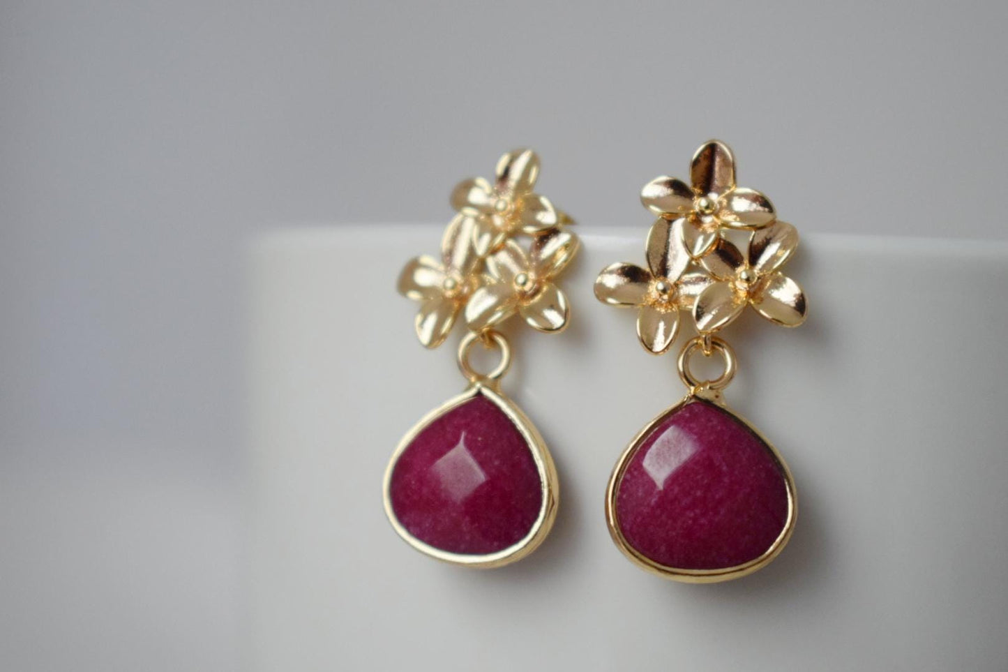 Weinrote Jade Tropfen Ohrringe, Burgunder Edelstein Ohrstecker, 18K Gold Blumen Ohrstecker, handgefertigter Schmuck, Einzigartiges Weihnachtsgeschenk für Sie