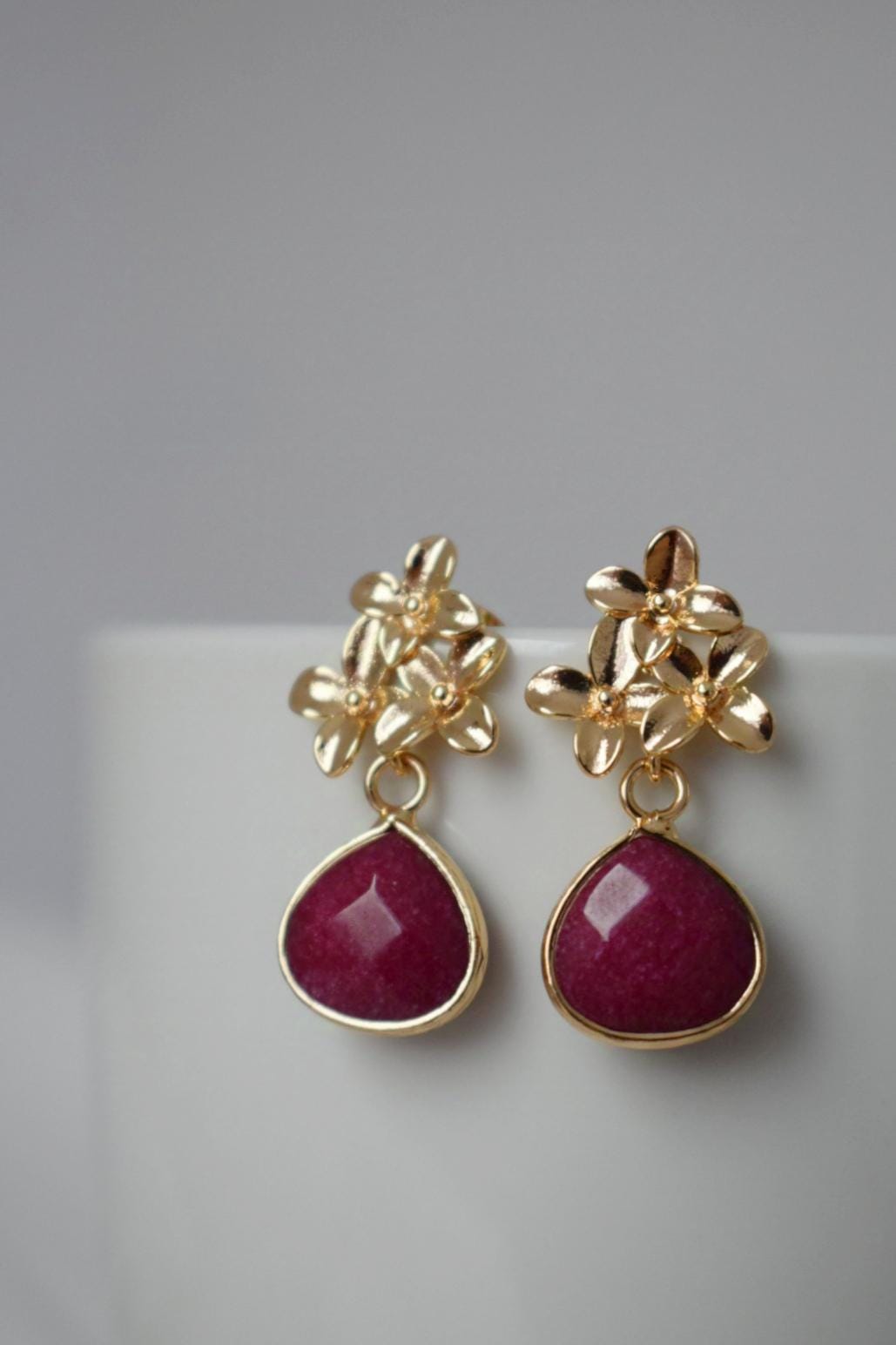 Weinrote Jade Tropfen Ohrringe, Burgunder Edelstein Ohrstecker, 18K Gold Blumen Ohrstecker, handgefertigter Schmuck, Einzigartiges Weihnachtsgeschenk für Sie