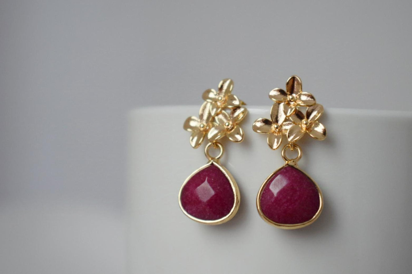 Weinrote Jade Tropfen Ohrringe, Burgunder Edelstein Ohrstecker, 18K Gold Blumen Ohrstecker, handgefertigter Schmuck, Einzigartiges Weihnachtsgeschenk für Sie