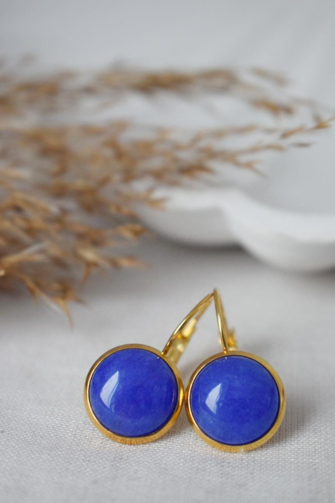Blaue Jade Ohrringe, Edelstein Ohrringe, Goldene runde Stein Ohrringe, Geschenke für Frauen, handgefertigter Schmuck, Muttertagsgeschenk