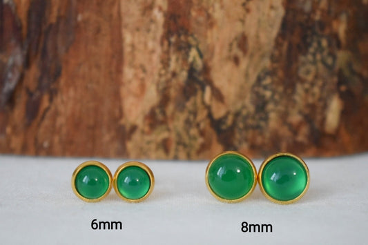 Grüne Achat Ohrringe, Ohrstecker Edelstein, Kleine runde Ohrringe, 8mm und 10mm Ohrringe, Minimalistischer Geburtsstein Schmuck, Geschenk für Sie