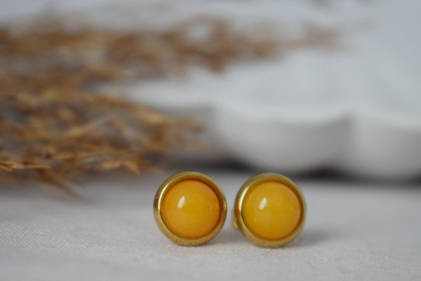 Gelbe Jade Ohrstecker, Kleine runde Edelstein Ohrringe, Push Back Ohrringe, Handgefertigter Schmuck, Handgefertigtes Geschenk für Sie