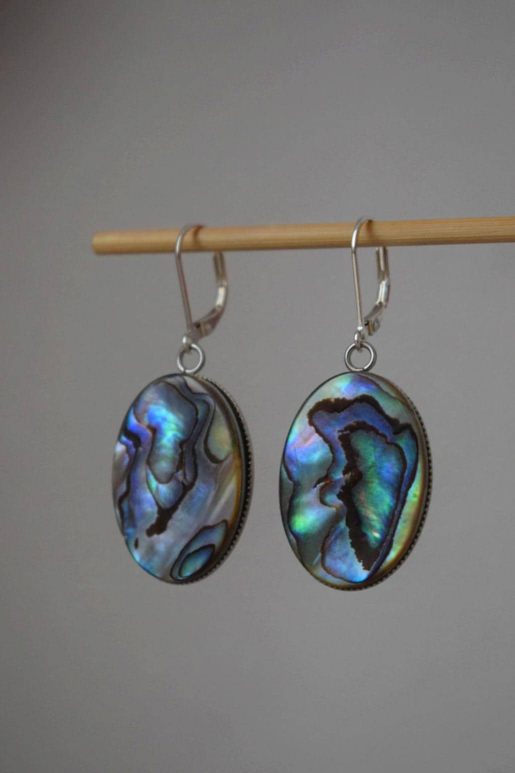Abalone-Ohrringe, Sterling-Silber-Huggie-Creolen, Paua-Muschel, lange ovale Statement-Ohrringe, farbenfroher Schmuck, Muttertagsgeschenk