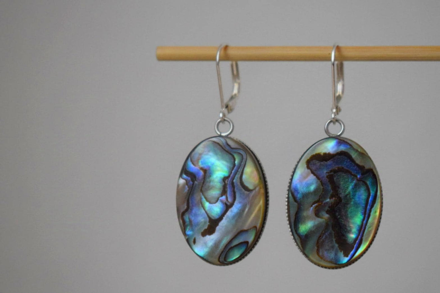 Abalone-Ohrringe, Sterling-Silber-Huggie-Creolen, Paua-Muschel, lange ovale Statement-Ohrringe, farbenfroher Schmuck, Muttertagsgeschenk