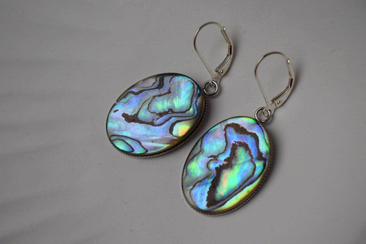 Abalone-Ohrringe, Sterling-Silber-Huggie-Creolen, Paua-Muschel, lange ovale Statement-Ohrringe, farbenfroher Schmuck, Muttertagsgeschenk