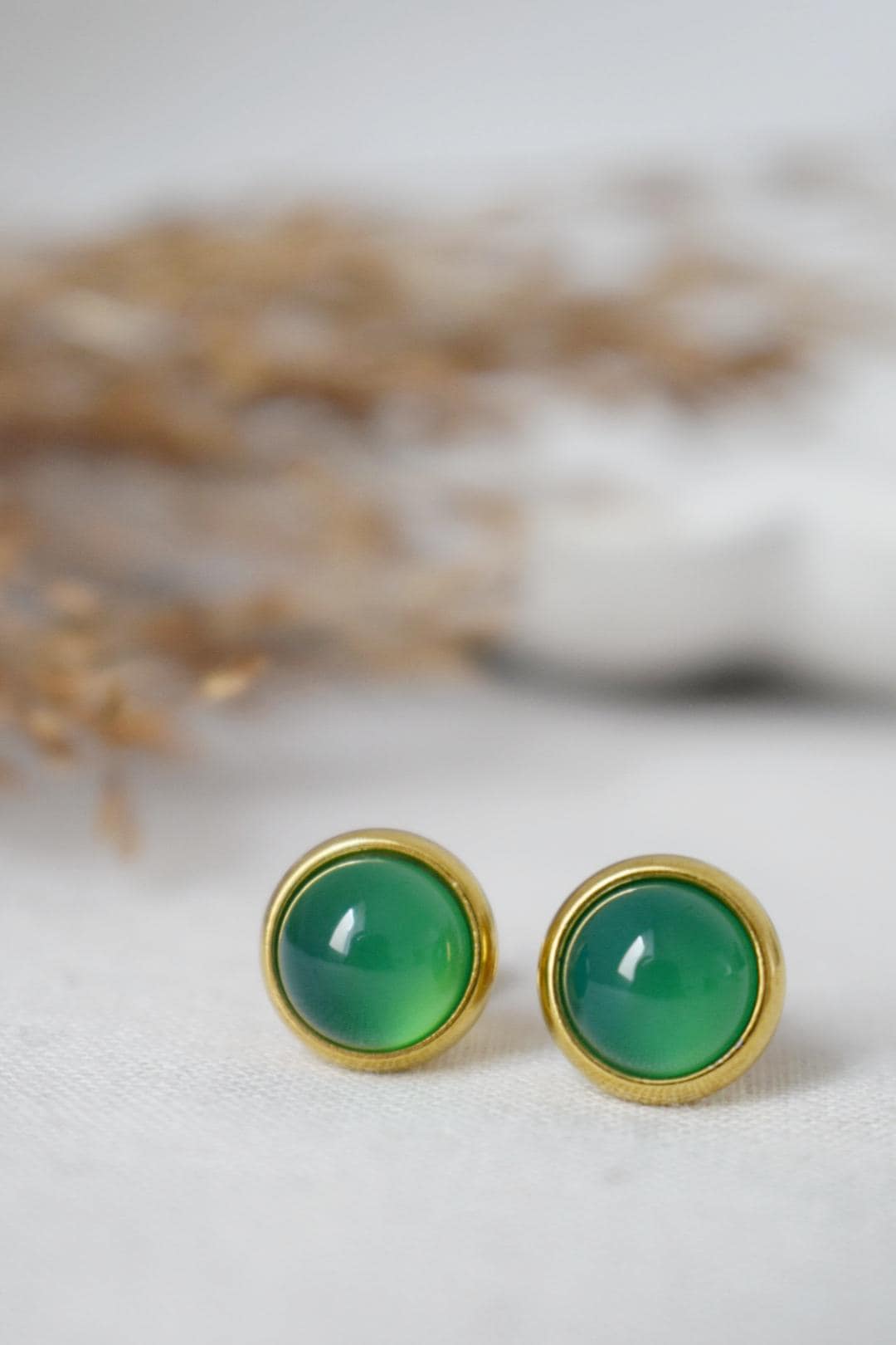 Grüne Achat Ohrstecker, Kleine Edelstein Ohrringe, Push Back Ohrringe, Minimalistischer Geburtsstein Schmuck, Handgemachtes Geschenk für Sie