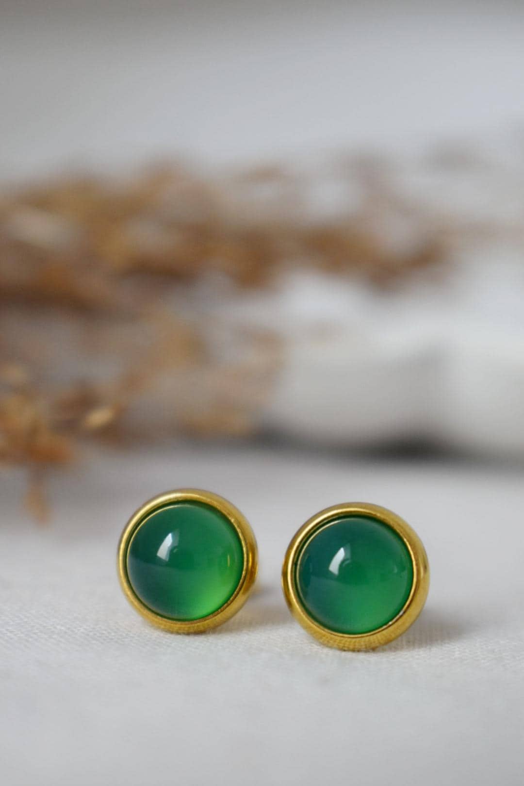 Grüne Achat Ohrstecker, Kleine Edelstein Ohrringe, Push Back Ohrringe, Minimalistischer Geburtsstein Schmuck, Handgemachtes Geschenk für Sie