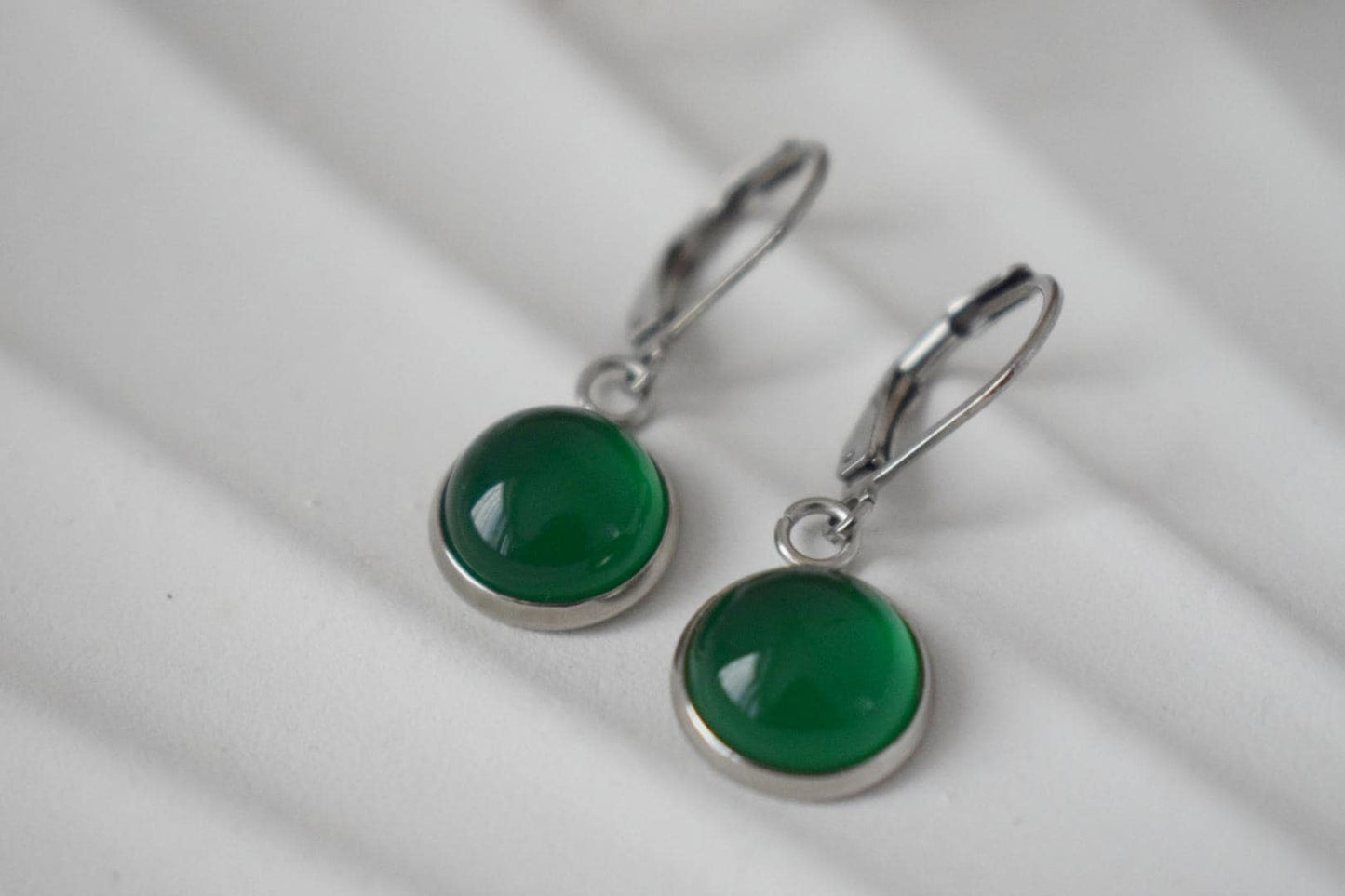 Grüne Achat Ohrringe, Edelstein Huggies, Kleine Ohrhänger, Minimalistischer handgemachter Schmuck, Geschenk für Sie