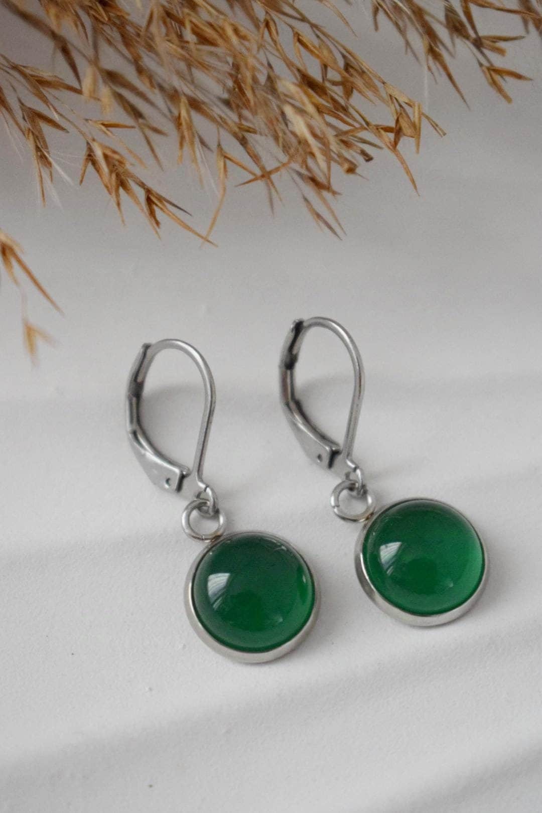 Grüne Achat Ohrringe, Edelstein Huggies, Kleine Ohrhänger, Minimalistischer handgemachter Schmuck, Geschenk für Sie